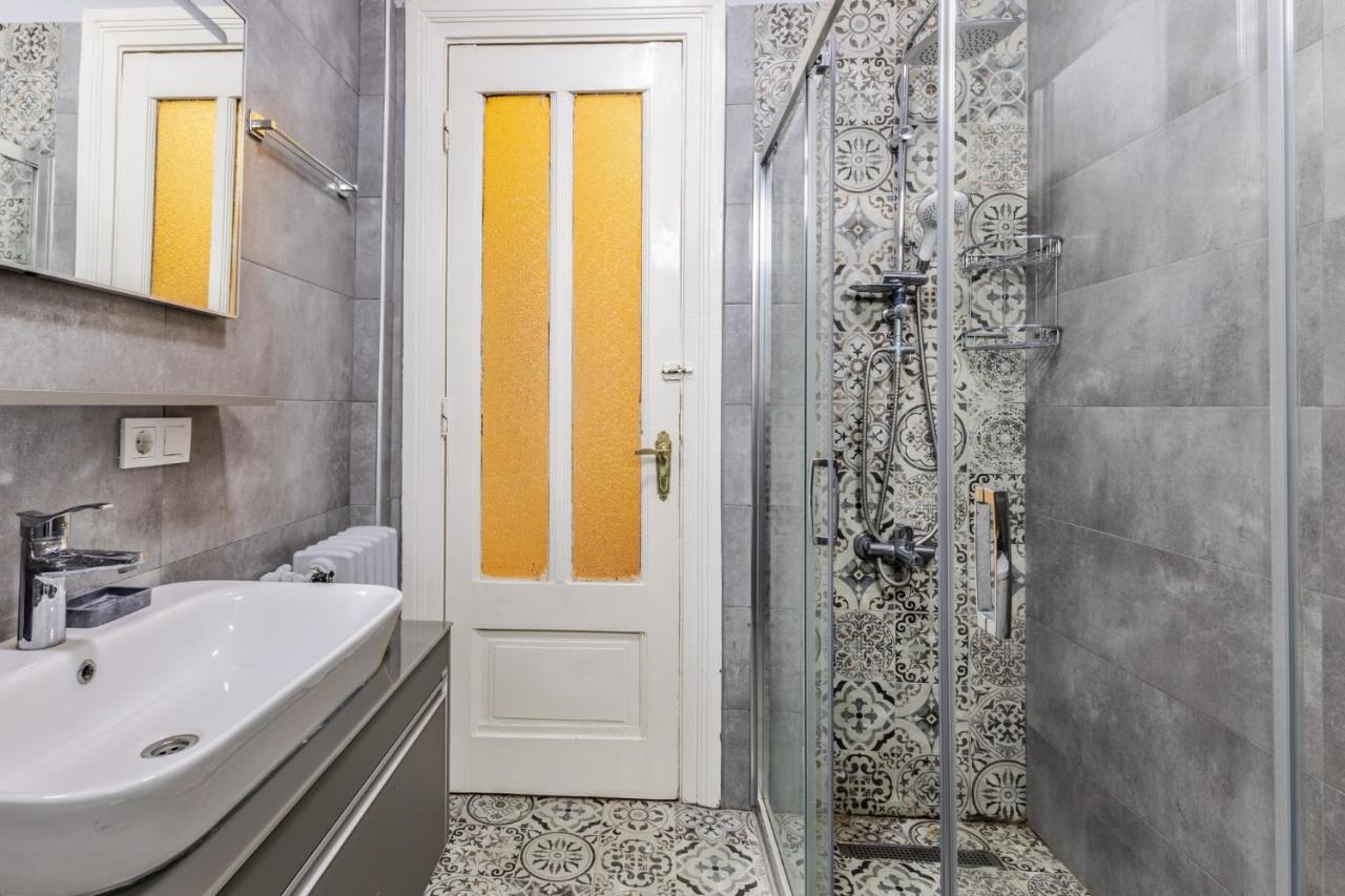 Flat With Balcony And Bosphorus View In Beyoglu Apartment Истанбул Екстериор снимка